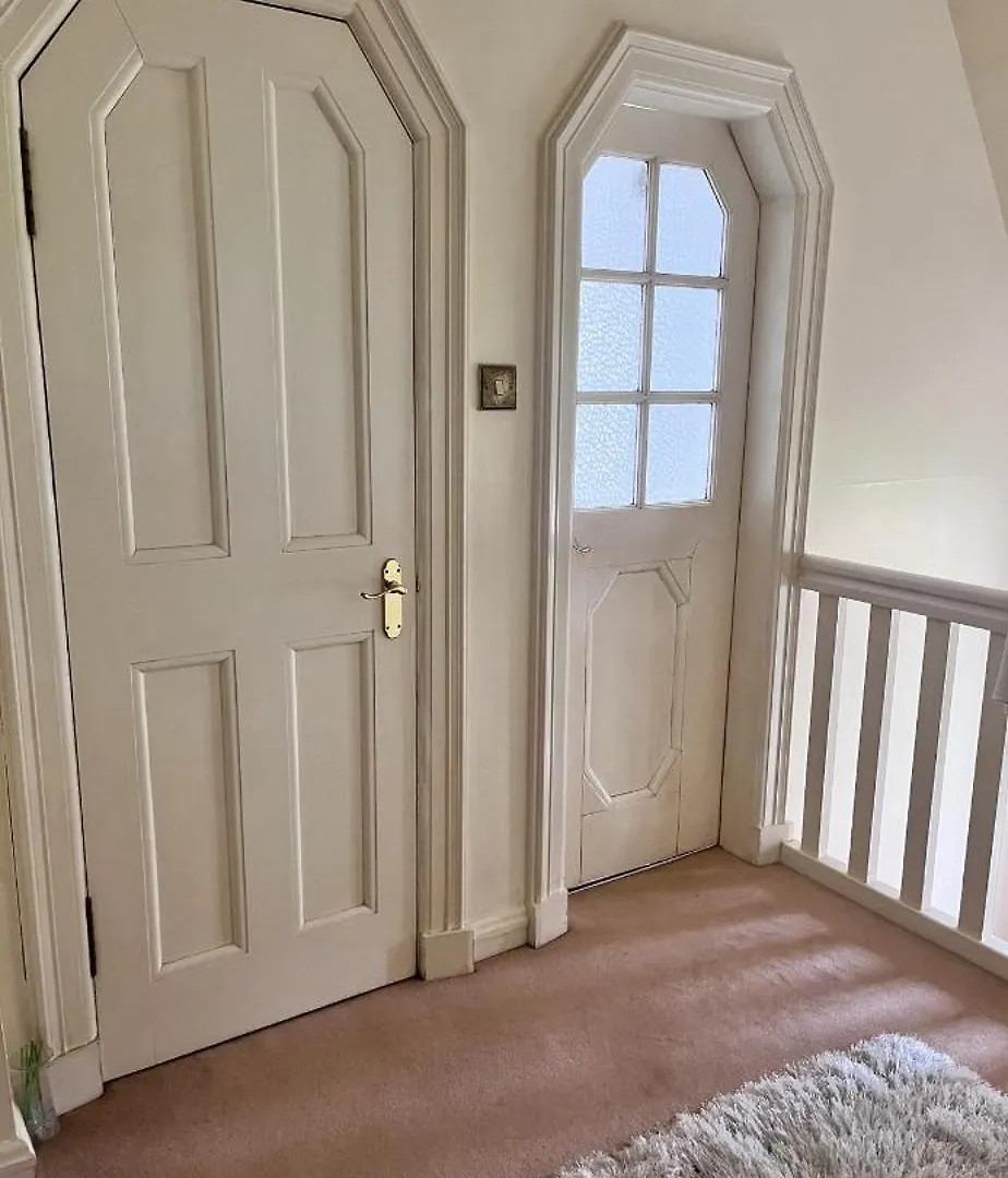 Private Bedroom In Detached Home In Newington Edimburgo Reino Unido