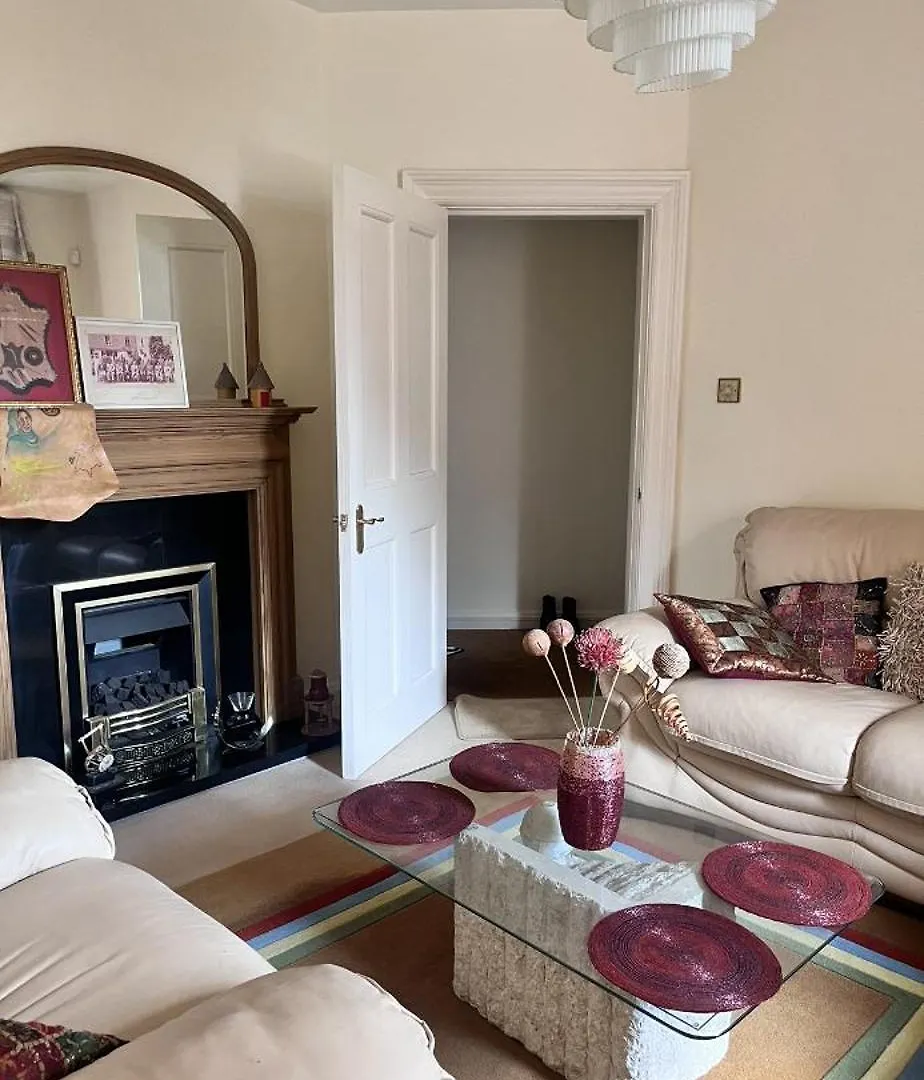 Private Bedroom In Detached Home In Newington Edimburgo