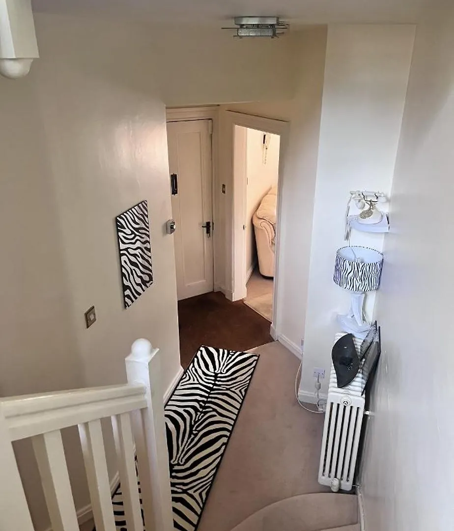Private Bedroom In Detached Home In Newington Edimburgo